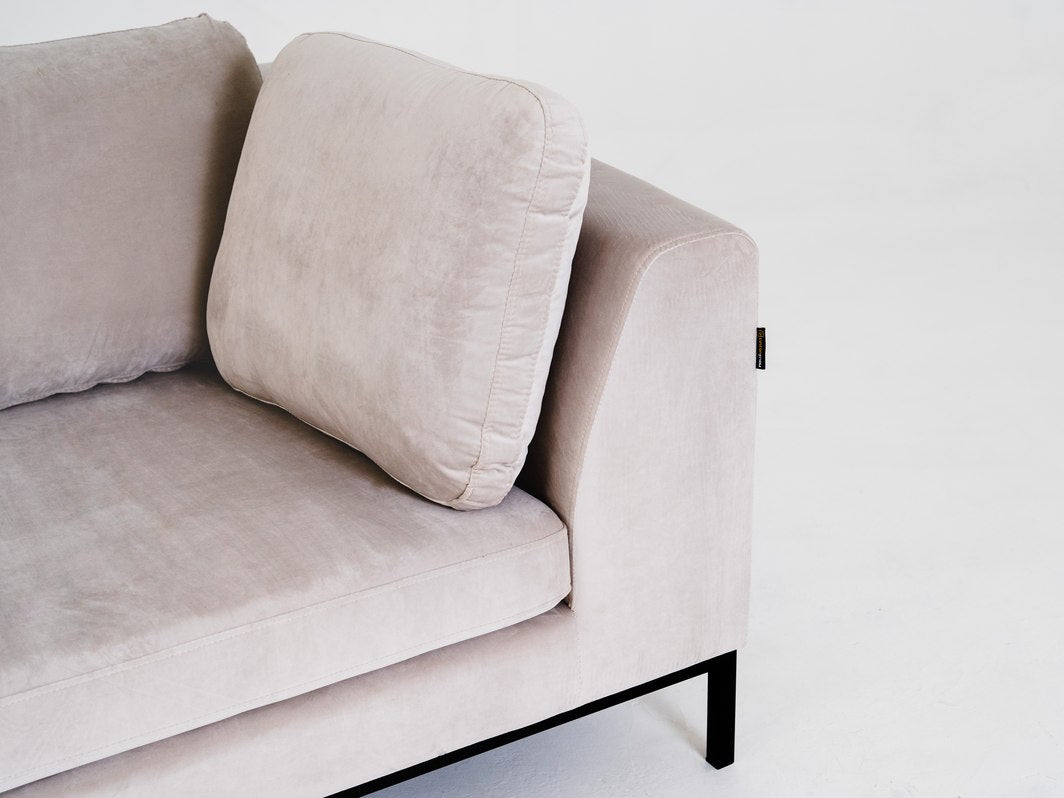Trivietė sofa AMBIENT - kokosinė(rv21), juoda