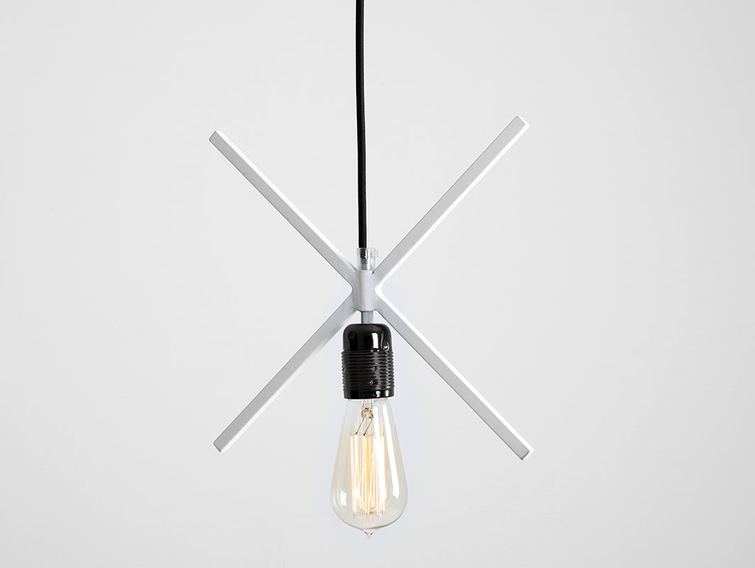 Pakabinamas šviestuvas XLAMP - baltas