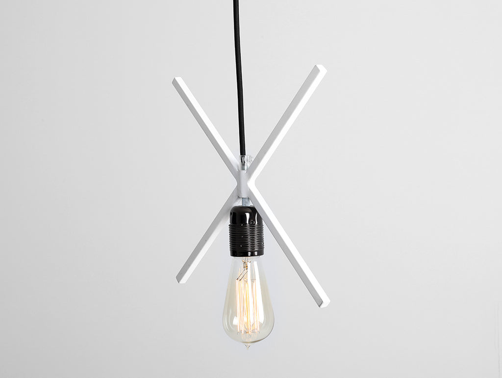 Pakabinamas šviestuvas XLAMP - baltas