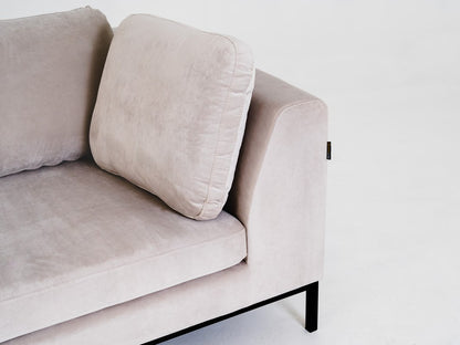Trivietė sofa AMBIENT - kokosinė(rv21), juoda